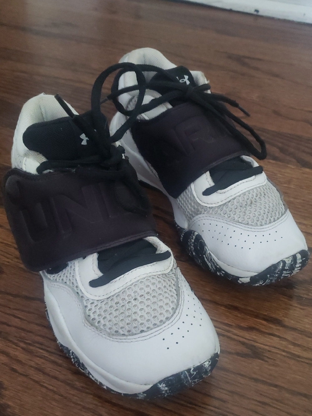 Under Armour Zone BB 2 Little
Kids' Basketball Shoes black/ white